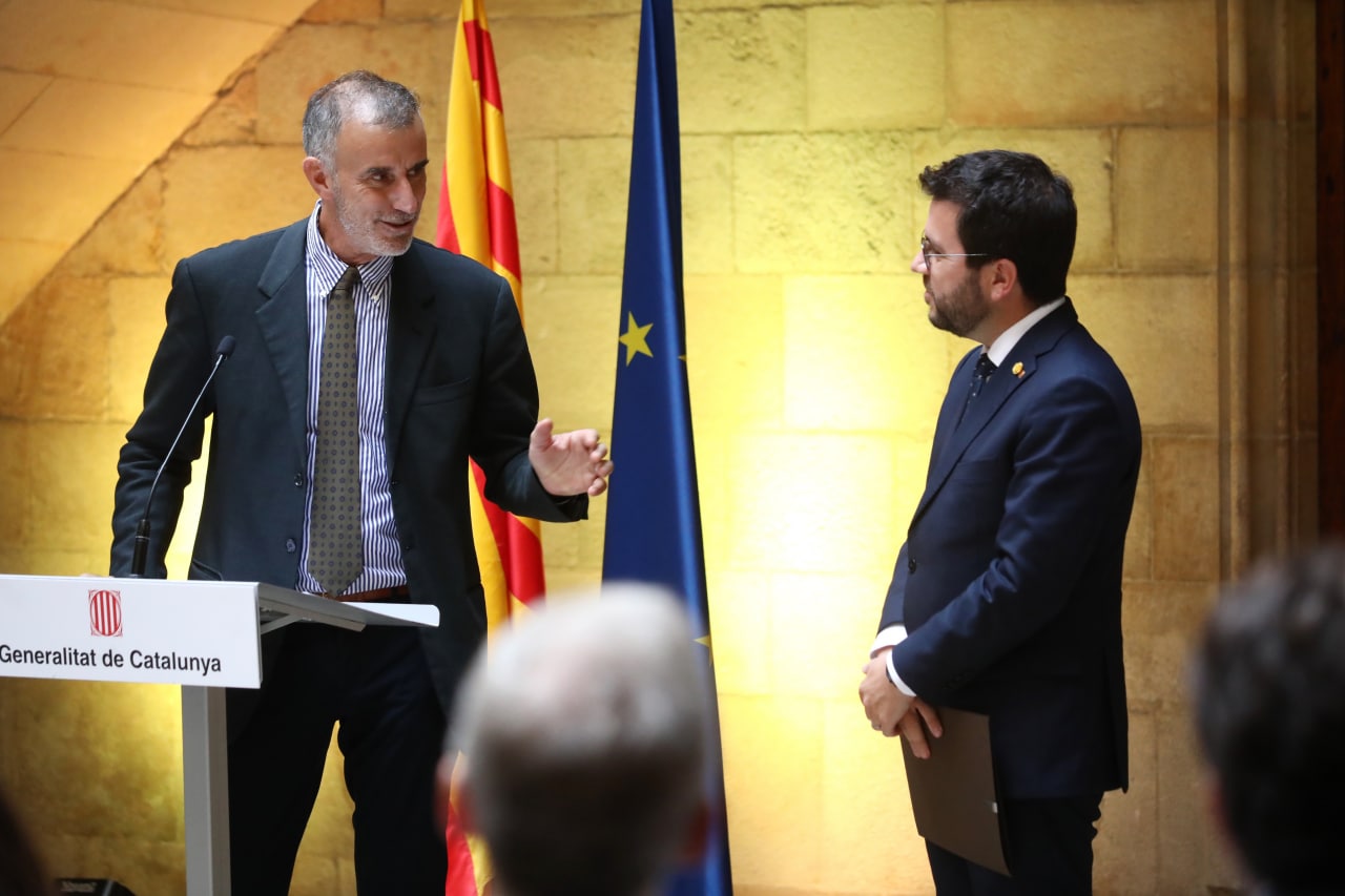 President Aragonès listens to the intervention of the acting director of the European agency Fusion for Energy, Pietro Barabaschi. 