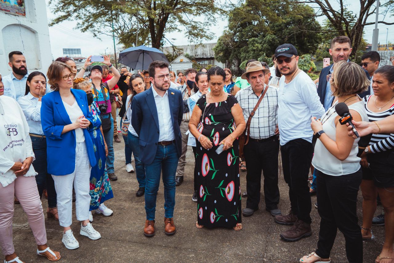 President Aragonès and Minister Serret, during the visit to the cemetery of Villavicencio, in Colombia