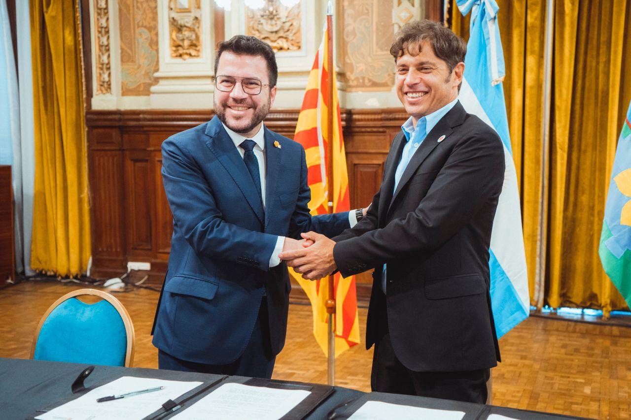 President Aragonès and Governor Axel Kicillof made the signing official at a ceremony held at the provincial government headquarters in La Plata