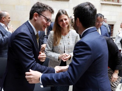 The President greeting the Director of the of the Representative Office of the European Commission in Barcelona and the Honorary Consul of Sweden